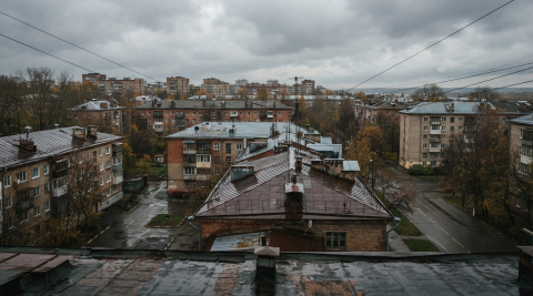Пасмурное небо над мокрыми после дождя крышами тихого жилого квартала в Нижнем Новгороде 