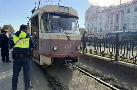 Появилось видео падения 16-летней девушки под трамвай в Екатеринбурге 