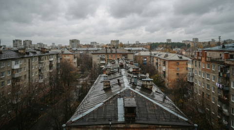 Пасмурное небо над мокрыми после дождя крышами тихого жилого квартала в Екатеринбурге 