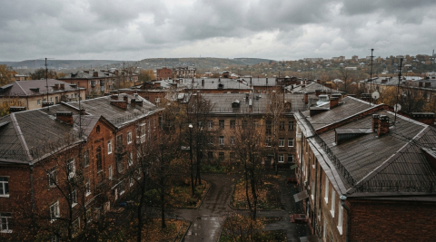 Пасмурное небо над мокрыми после дождя крышами тихого жилого квартала в Нижнем Новгороде 