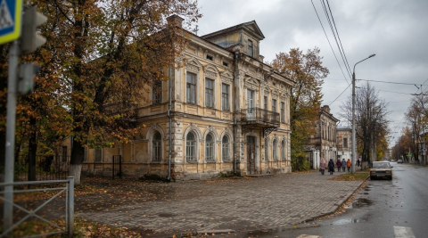 Старинный двухэтажный особняк с лепниной и аттиком в центре Нижнего Тагила 