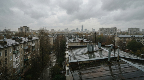 Пасмурное небо над мокрыми после дождя крышами тихого жилого квартала в Екатеринбурге 