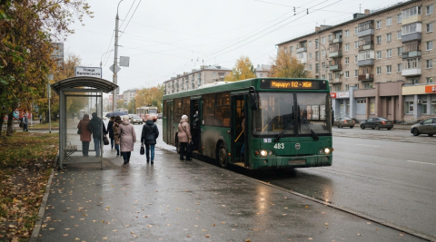 Городской автобус на остановке в Екатеринбурге, общий план к региональной новости 