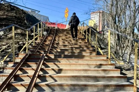В Мурманске закрыли лестницу на спуске в Долину Уюта 
