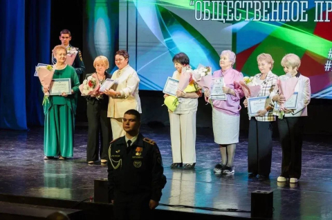Зал Детской театральной школы Мурманска с собравшимися педагогами на торжественной церемонии 