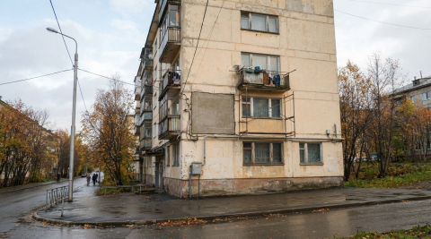 Фасад старого дома на улице в Мурманске, где появится мемориальная доска полярнику 