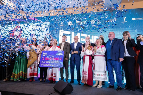Участники и жюри на сцене финала конкурса стартапов в Калининграде 