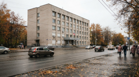 Здание следственного управления в Свердловской области на фоне городской улицы 
