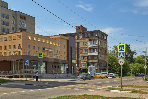 Перекрёсток в небольшом городе: знаки пешеходного перехода и ограничения скорости 