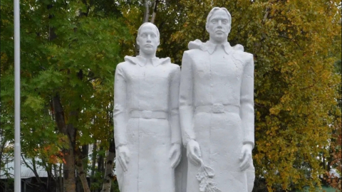 Мемориал и венки на площади в Печенгском округе Мурманской области 