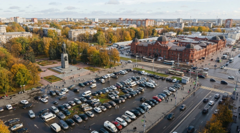 Площадь у Нижегородской ярмарки с памятником и парковкой с высоты летом 