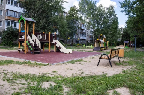 В Смоленске покрасят и отремонтируют детские площадки во дворах в ноябре 