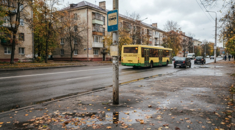 Пустая остановка общественного транспорта без павильона на улице Калининграда 