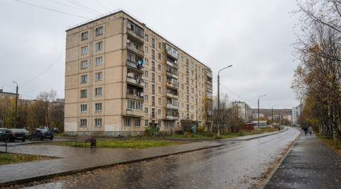 Многоквартирный жилой дом на фоне улицы Мурманска, общий план к региональной новости 