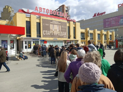 Гигантская очередь на Южном автовокзале Екатеринбурга: люди стоят от метро 