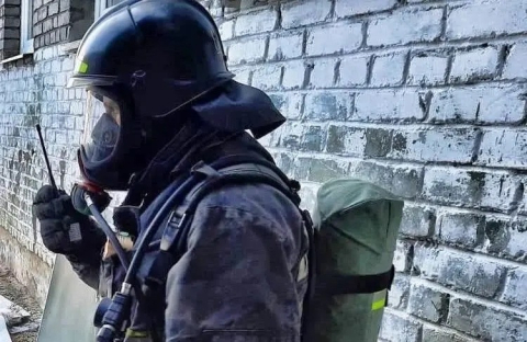 горящий гараж на фоне дороги в Мурманске, работа пожарных расчётов 