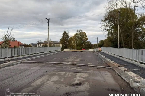 строящийся автомобильный мост с уложенным асфальтом над железнодорожными путями в Черняховске 