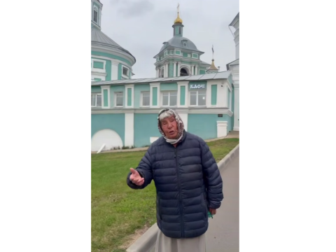 Смолянка прочитала Стасу Михайлову старинную балладу у Успенского собора 