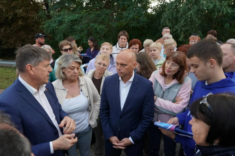 Здание правительства Калининградской области на фоне флагов России 