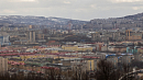 вид на жилые дома и зелёные дворы с высоты в Мурманске, общий план к региональной новости 