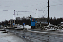 Пост ДПС у въезда в город на заснеженной трассе среди леса в пасмурный день 