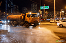 коммунальная техника убирает улицу города в Екатеринбурге поздней осенью 