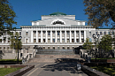 Здание отделения Банка России с колоннадой и зелёным куполом за широкой лестницей 