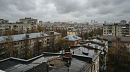 Пасмурное небо над мокрыми после дождя крышами тихого жилого квартала в Екатеринбурге 