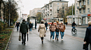 Прохожие на улице в центре Калининграда 