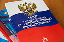 Горящая свалка отходов лесопиления на пустыре в Серове Свердловской области 