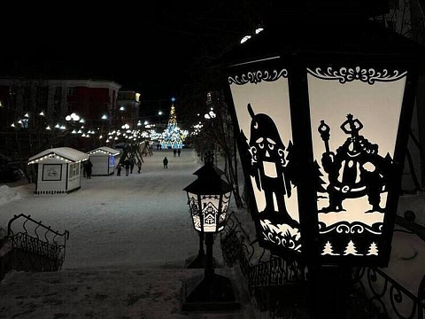 В Кировске на центральной лестнице зажгли новогодние фонари ручной работы
