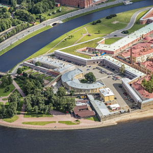 Бастионы Петропавловской крепости и Кронверкский пролив с высоты в Петербурге