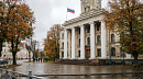 Здание суда в Калининграде с колоннами и флагом на фасаде, общий план к региональной новости 