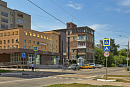 Перекрёсток в небольшом городе: знаки пешеходного перехода и ограничения скорости 